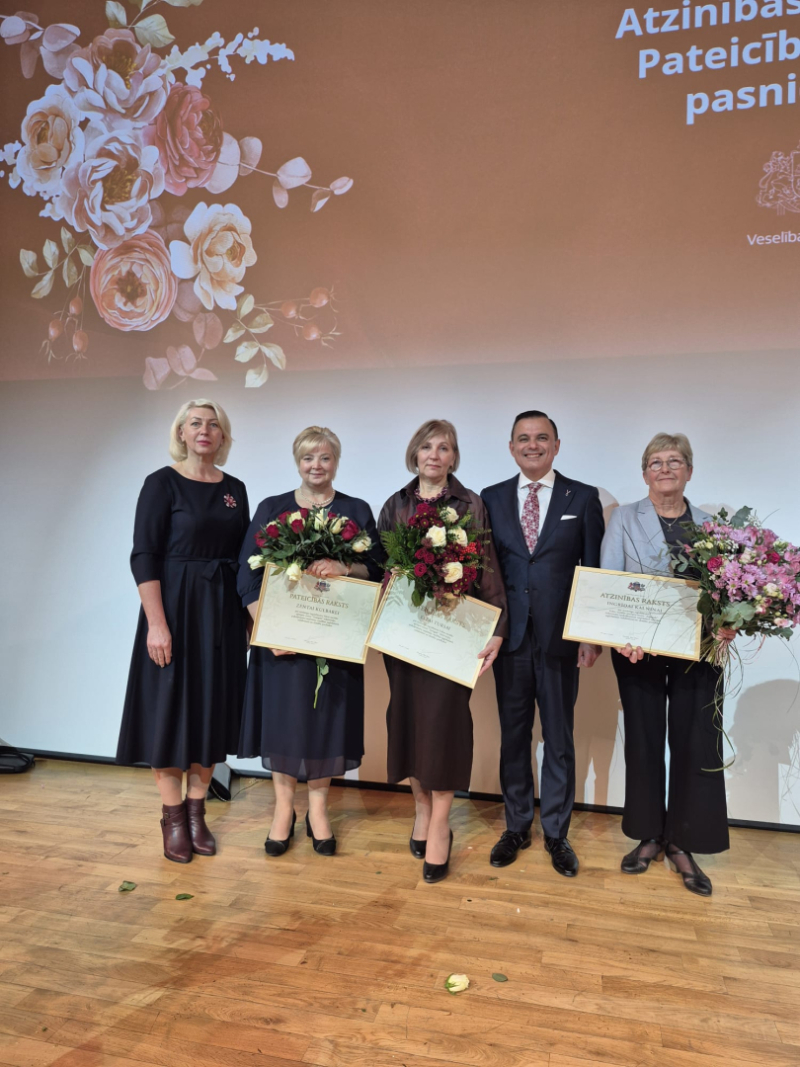 Attēlā Veselības ministrs, VSAC Zemgale direktora vietniece un trīs apbalvojumus saņēmušās darbinieces