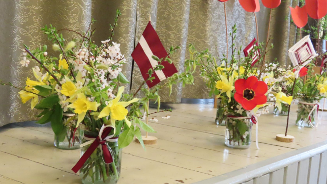 Ziedi un Latvijas karogs