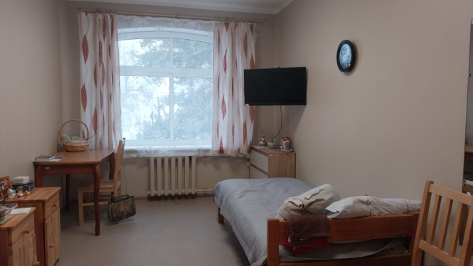 Istaba pēc remontdarbu veikšanas. Atjaunots grīdas segums un sienu krāsojums. Gaiša istaba, mēbeles