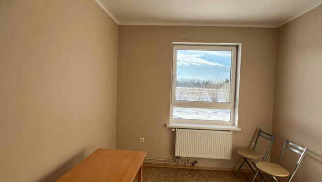 Telpa pēc remonta veikšanas. Gaišas, smilšu krāsas sienas, jauns grīdas segums, griesti un jauns gaismeklis