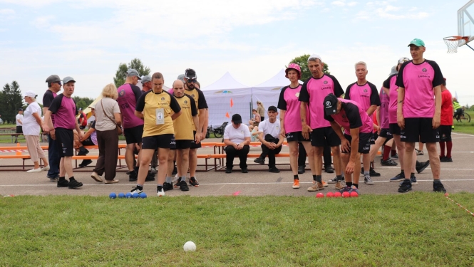 Divas dalībnieku komandas sacenšas boccia spēlē