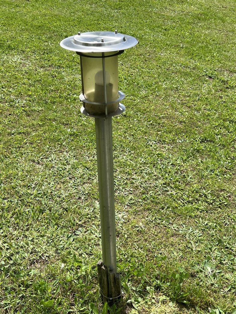 Vecais, nolietojies āra apgaismojuma elements