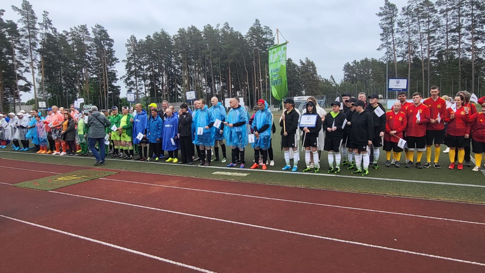 Seni Cup dalībnieki pasākuma atklāšanas gājienā