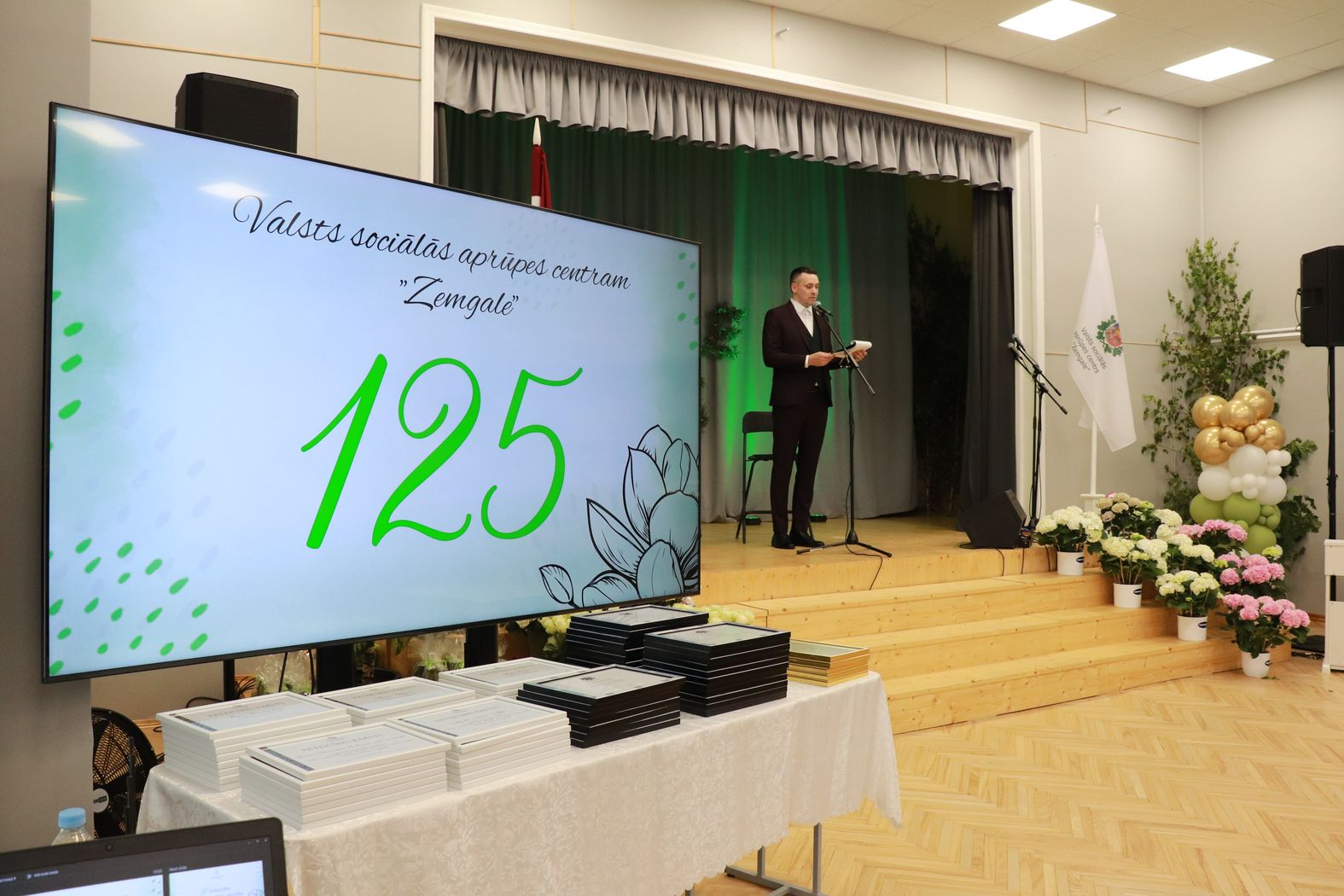 Uz skatuves uzrunu saka direktors Kristaps Keišs