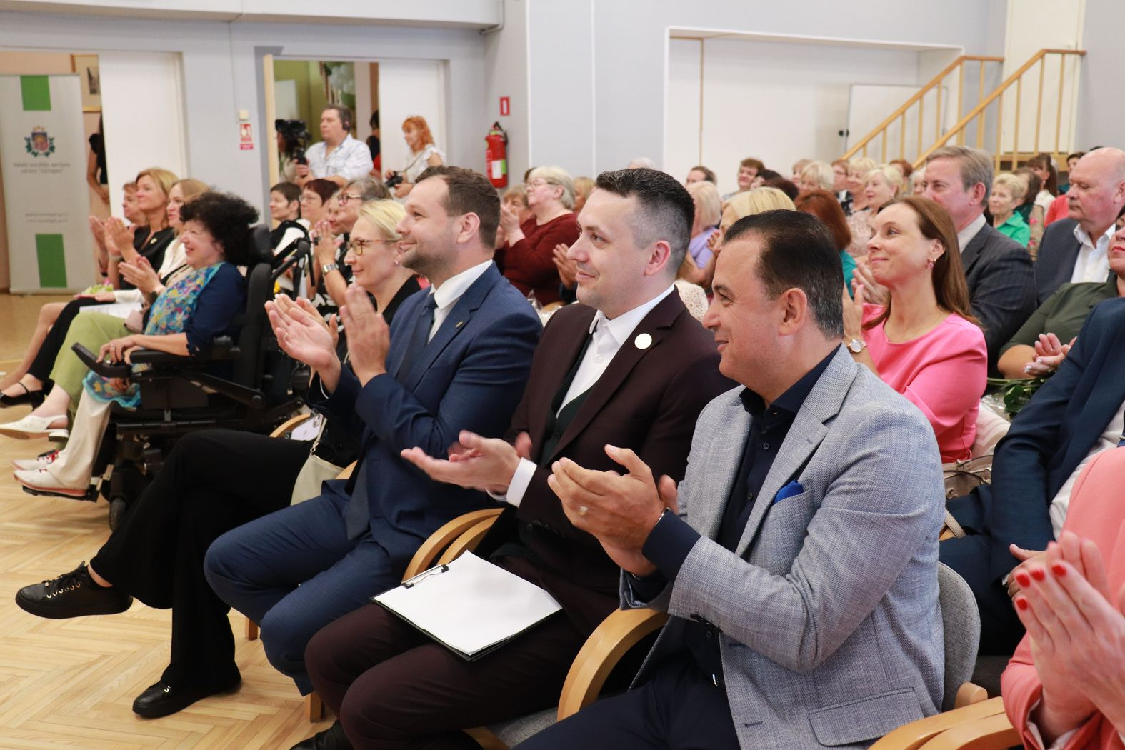 Skatītāju rindās labklājības ministrs Reinis Uzulnieks, iestādes direktors Kristaps Keišs un veselības ministrs Hosams Abu Meri