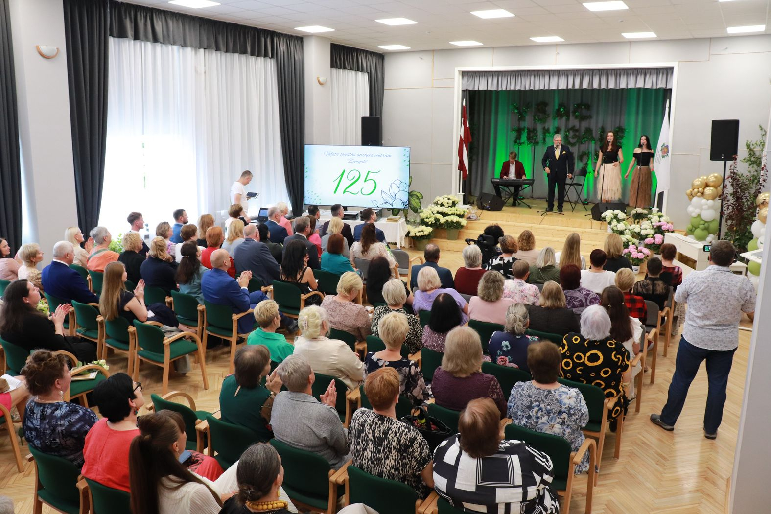 Uz skatuves dziedātājs Žoržs Siksna