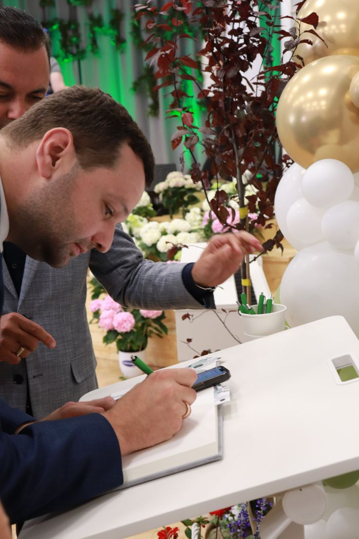 ministrs veic ierakstu viesu grāmatā