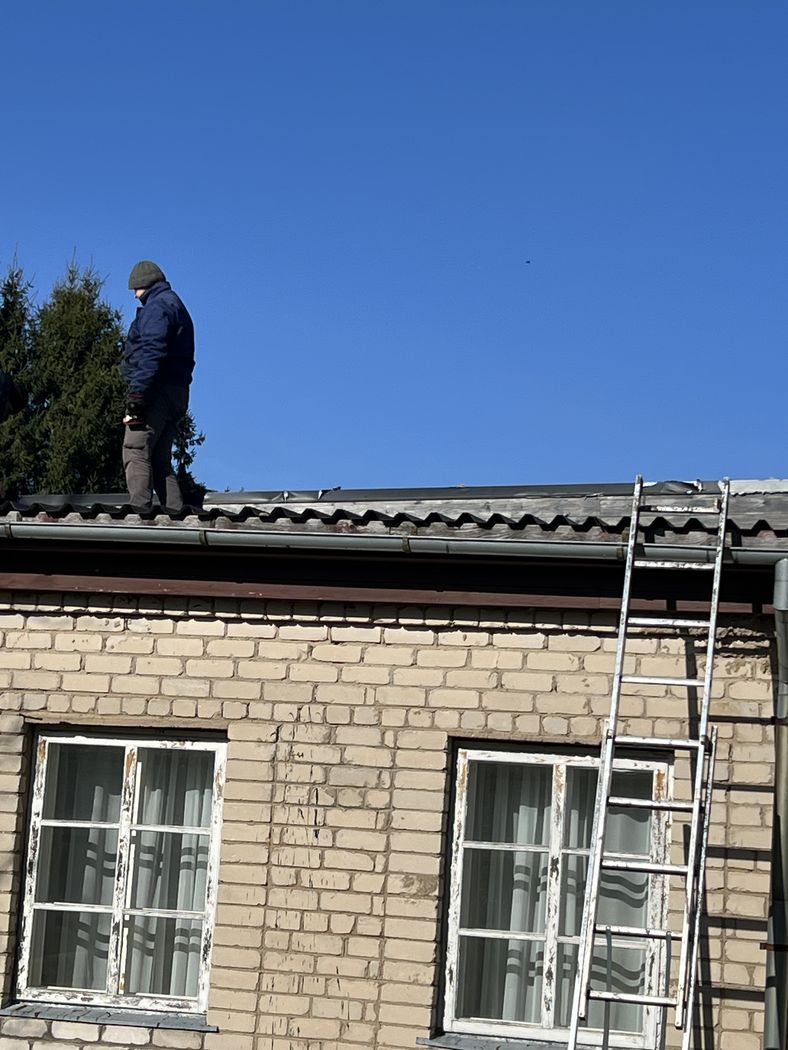 Jumta vēja kastes remontdarbu process