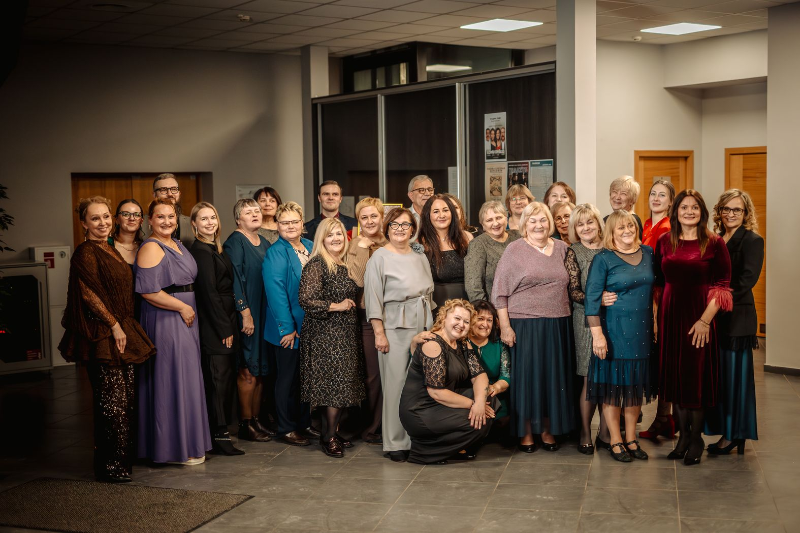 Iestādes darbinieki fotografējas