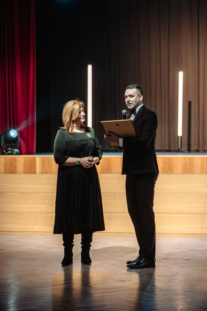 Iestādes direktors pasniedz nomināciju filiāles vadītājai