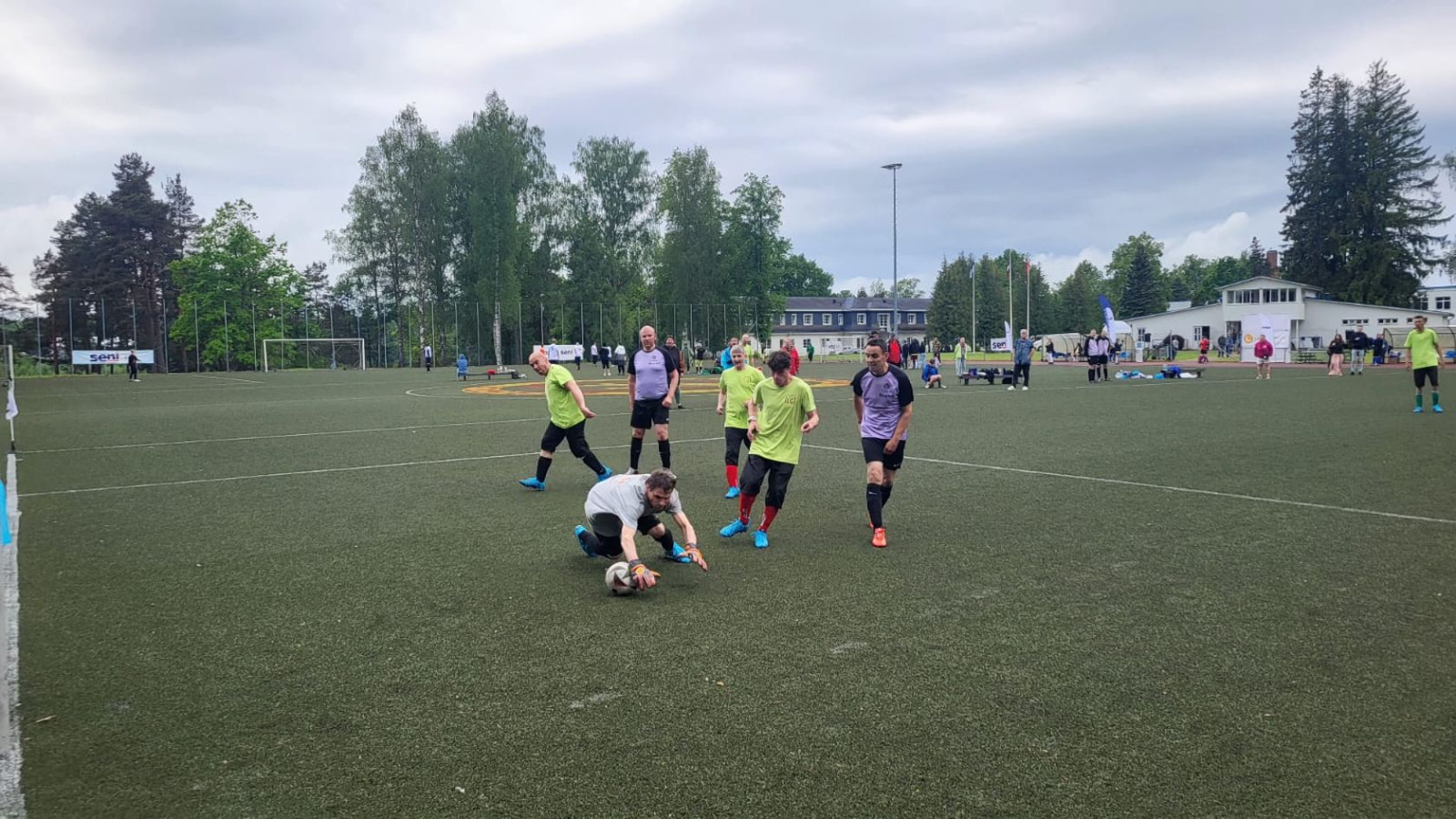 Seni Cup dalībnieki no valsts sociālās aprūpes centra Zemgale spēlē futbolu
