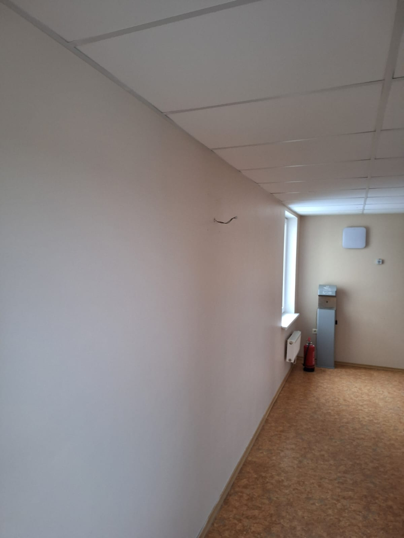 Attēlā gaitenis, kurā pie sienas redzams tikai elektrības vads, kur tiks likti jauni gaismekļi