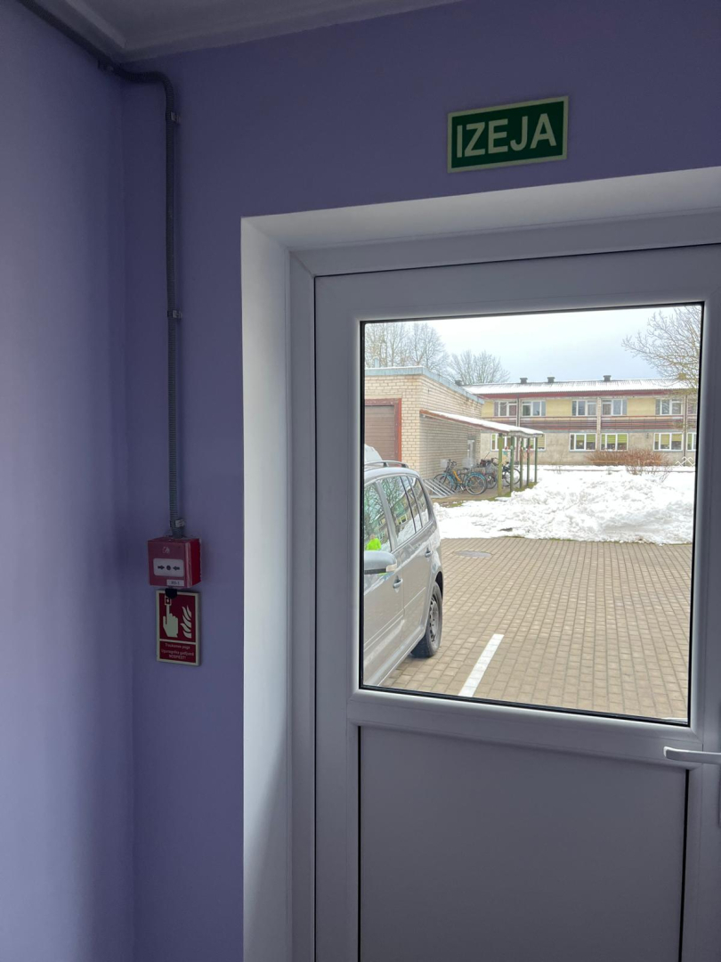 Telpa pēc remonta veikšanas. Gaišas ceriņkrāsas sienas, ieejas durvis