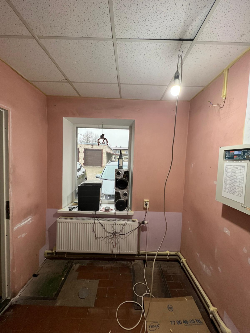 Telpa pirms remonta veikšanas. Netīras palietotas sienas vecrozā krāsā