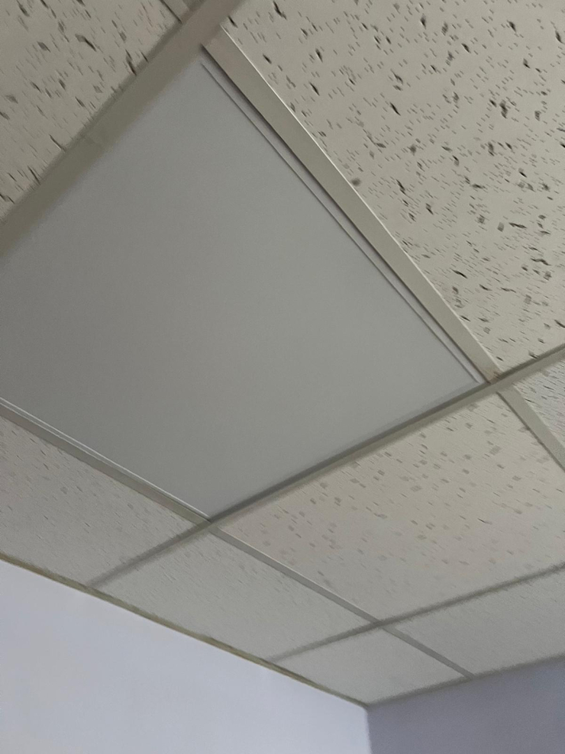 Jaunie griesti, lampa, gaiši violetas sienas