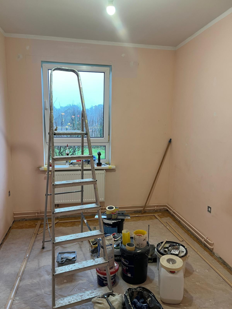Telpa pirms remonta veikšanas. Netīras palietotas sienas vecrozā krāsā