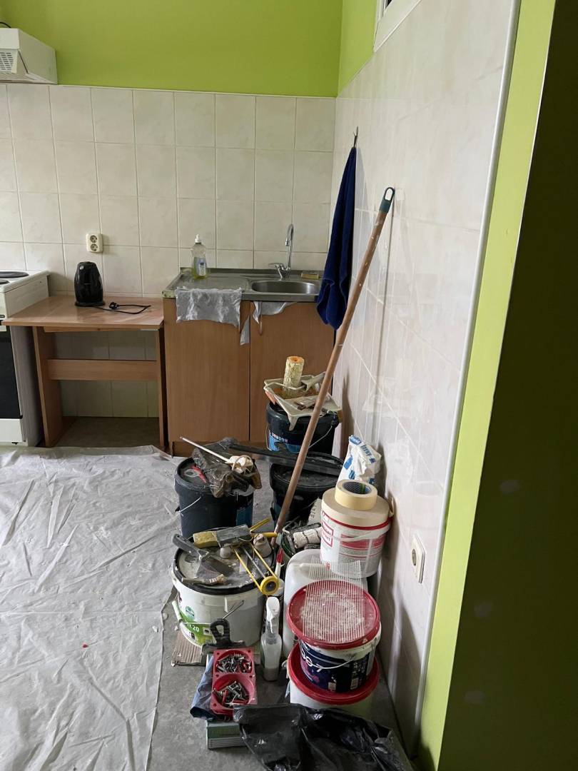 Remonts procesā. Grīda noklāta ar plēvēm, sagatavotas krāsas un citi materiāli