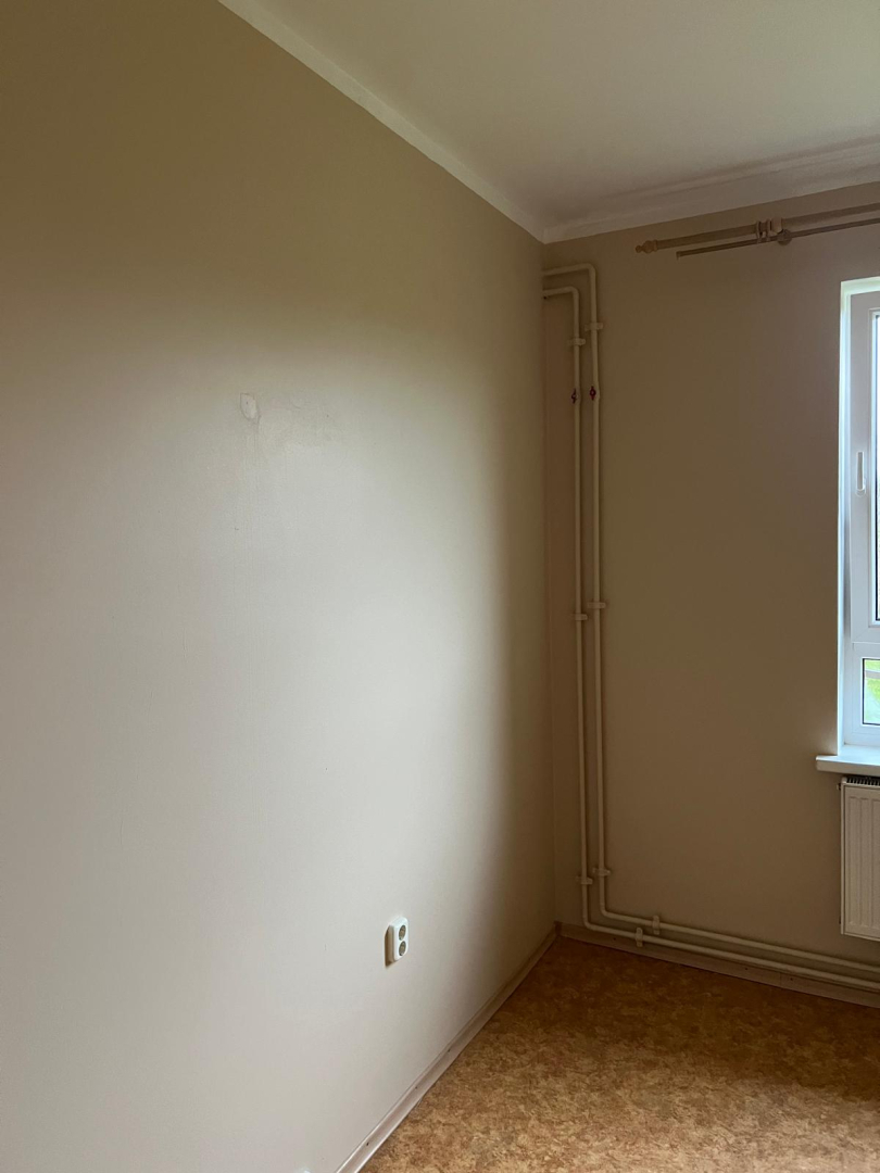 Telpa pēc remonta. Skaistas, gludas sienas bēšā krāsā