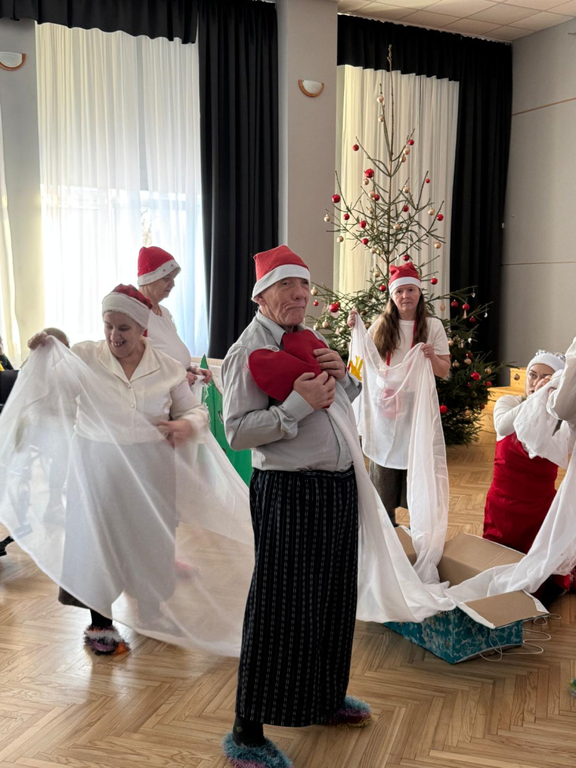 Iedzīvotāji rāda priekšnesumu