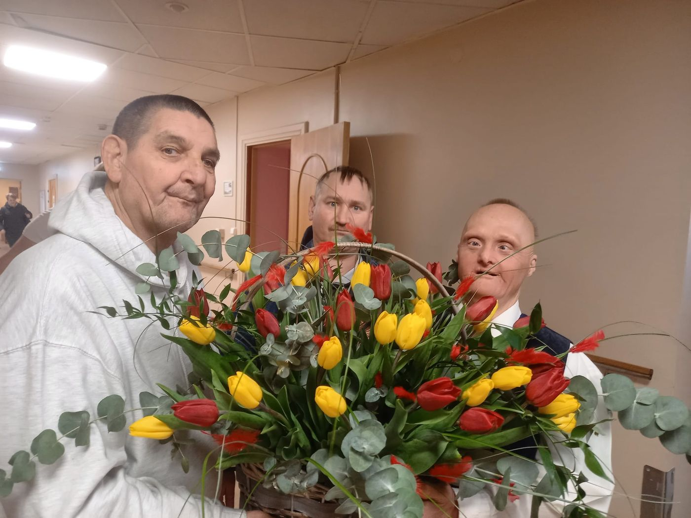 Kungi ar dzeltenu tulpju pušķi