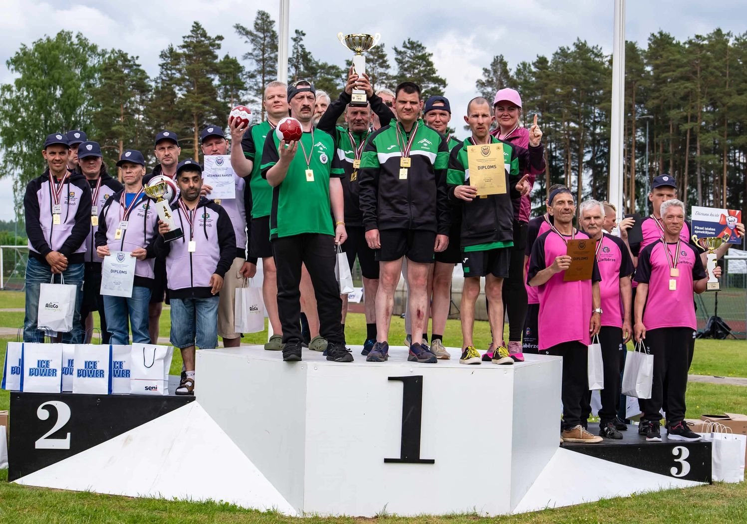 SeniCup dalībnieki apbalvošanā uz pjedestāla