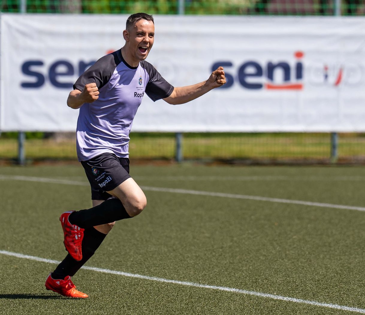 Futbolists skrien priecīgs