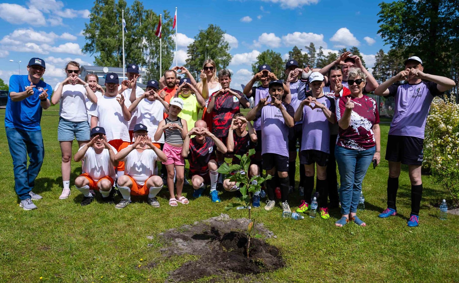 SeniCup dalībnieki stāda košumkrūmu