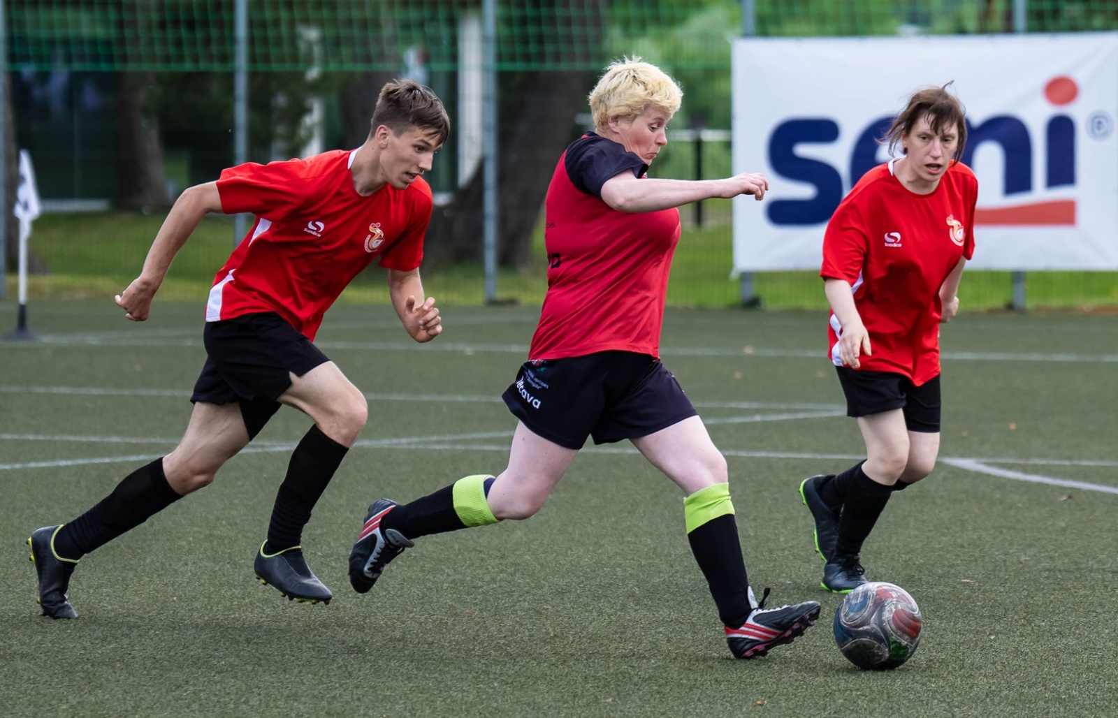 SeniCup dalībnieki spēlē futbolu