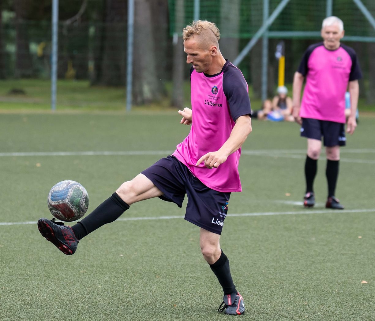 SeniCup dalībnieki spēlē futbolu