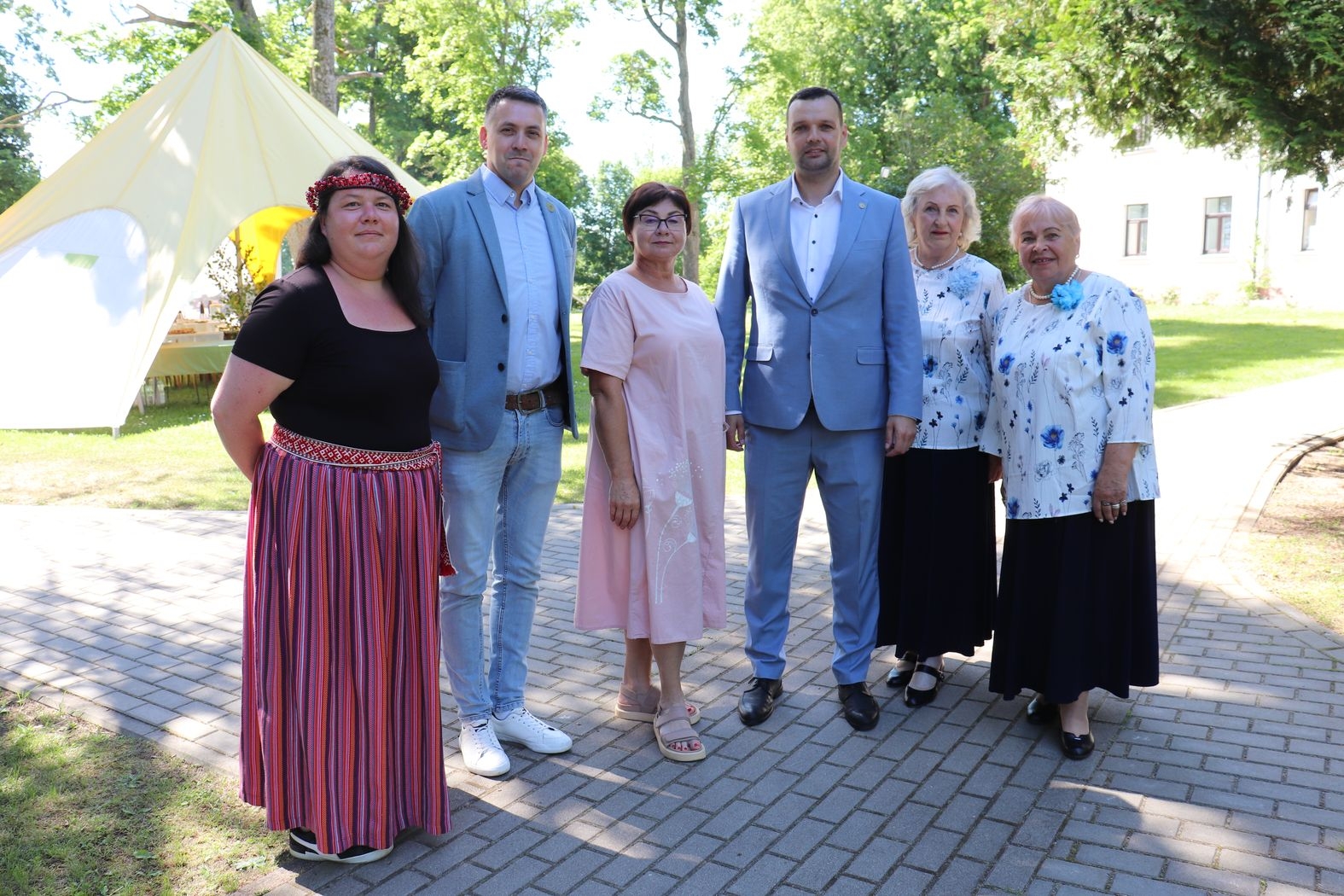 Kopbilde. Filiāles vadītāja, iestādes direktors, labklājības ministrs un citi svētku dalībnieki