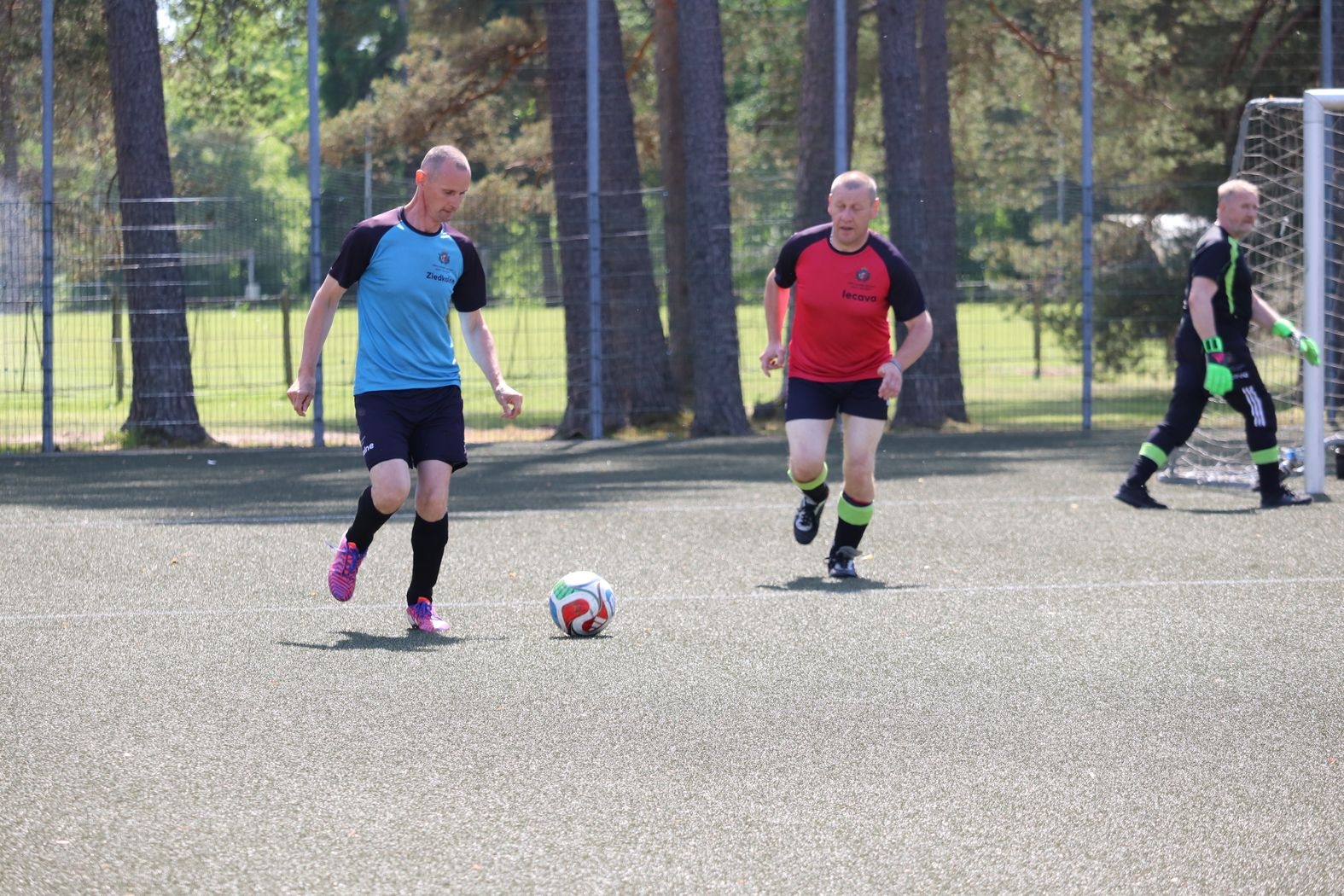 Dalībnieki spēlē futbolu