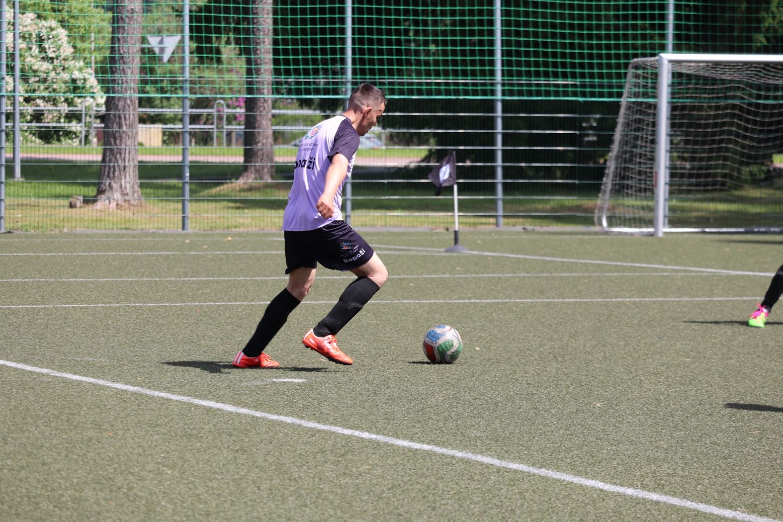 Dalībnieks spēlē futbolu