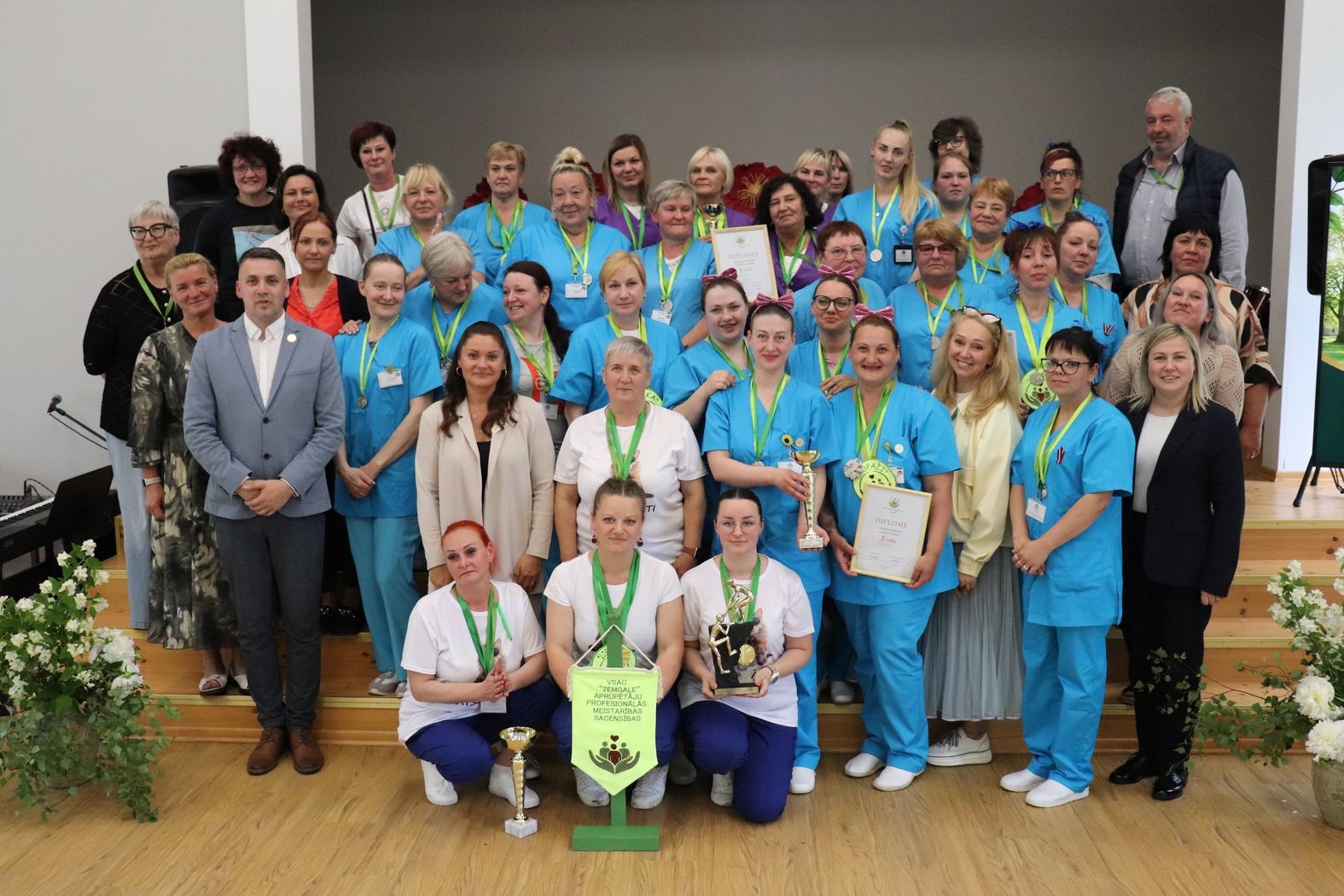 Visu dalībnieku kopbilde ar žūriju un iestādes direktoru un filiāļu vadītājiem