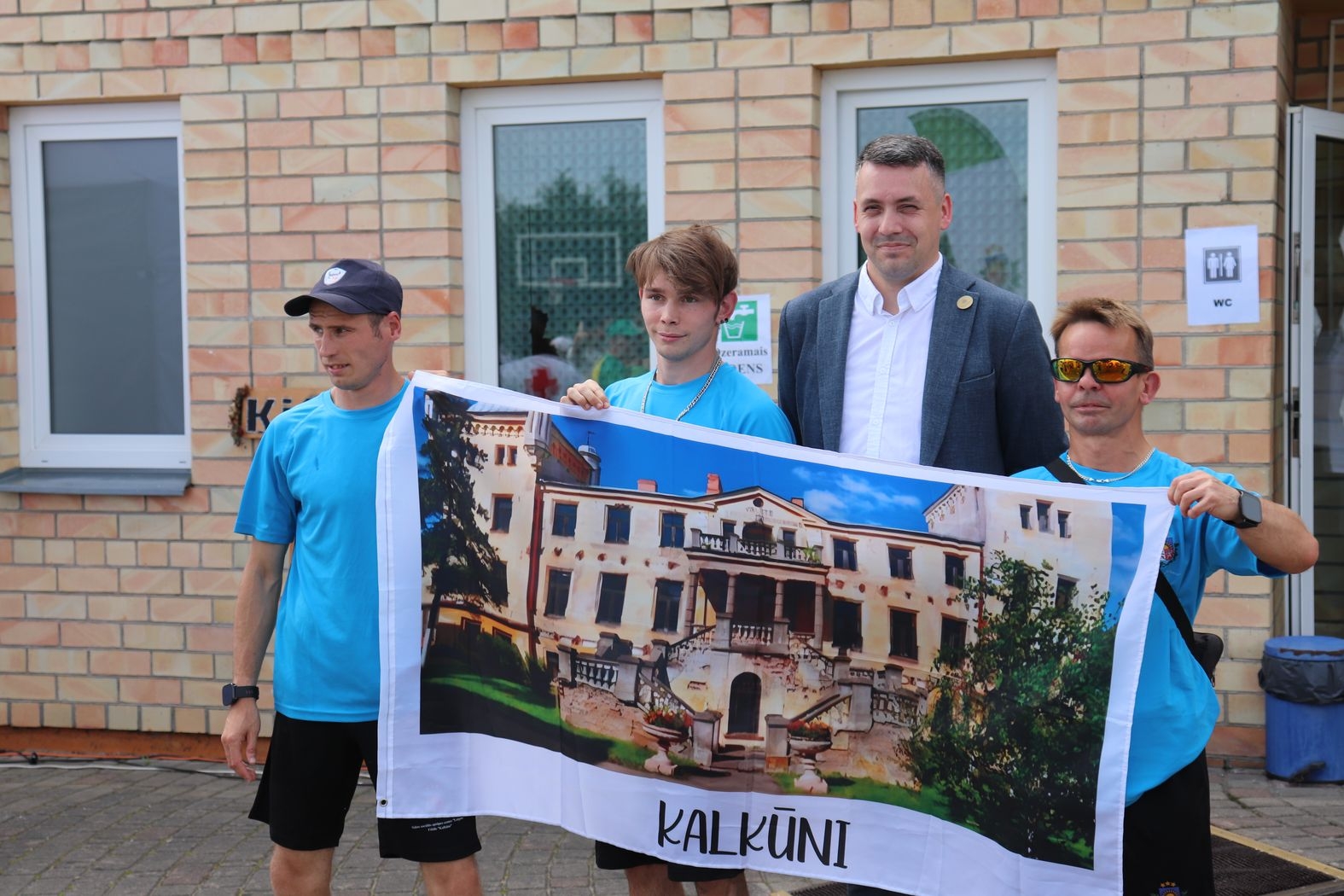 Dalībnieki kopā ar iestādes direktoru