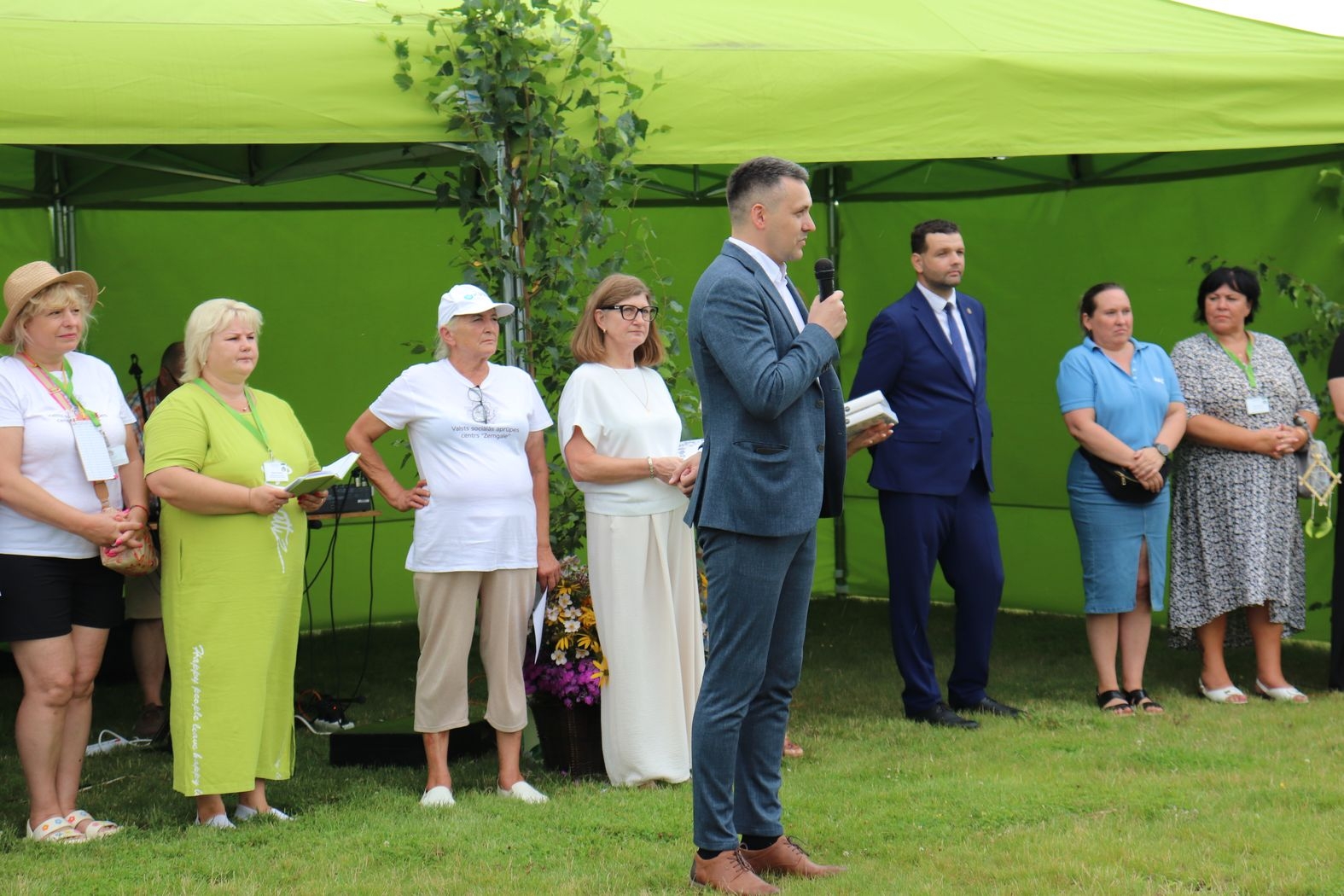 Svinīgo uzrunu saka iestādes direktors