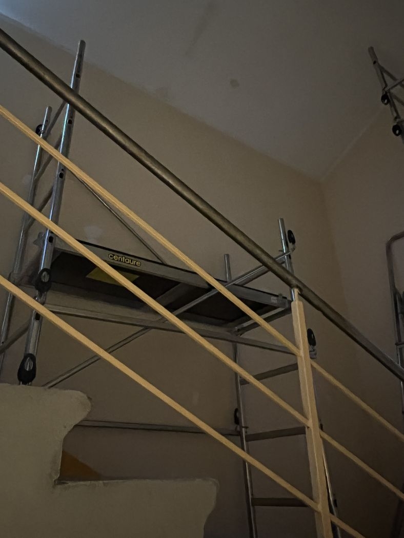 Kāpņu telpa remontdarbu procesā