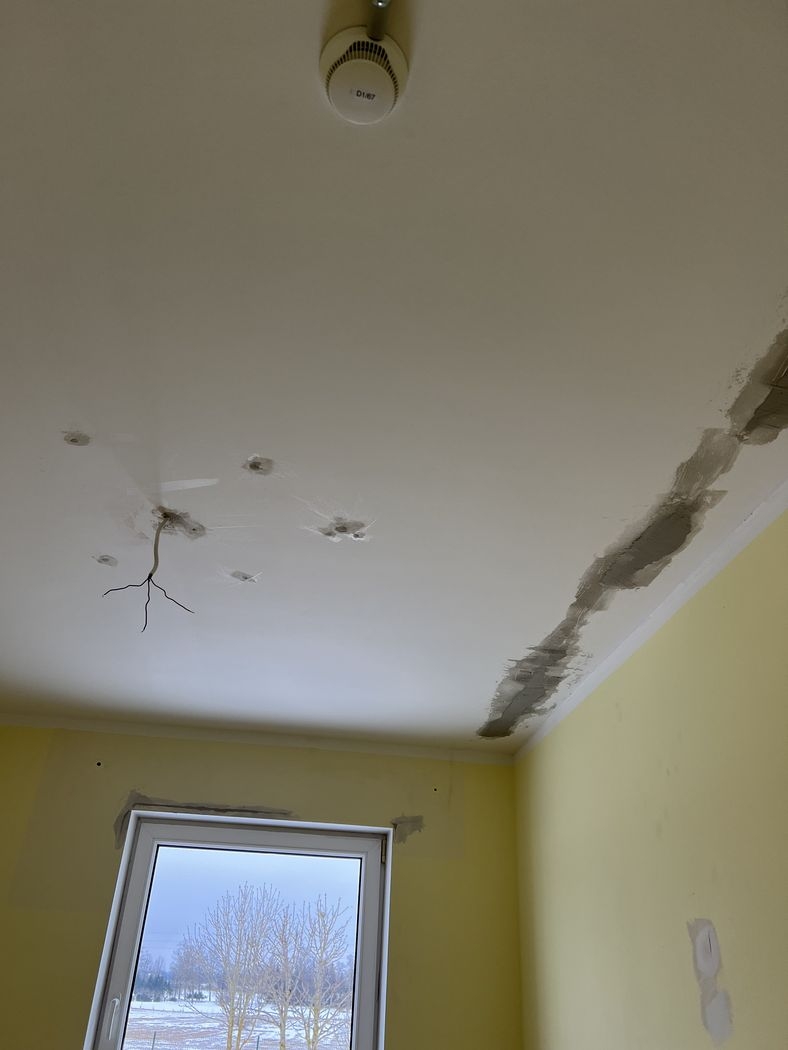 Griesti ar noņemtiem apgaismes elementiem, redzami tikai vadi