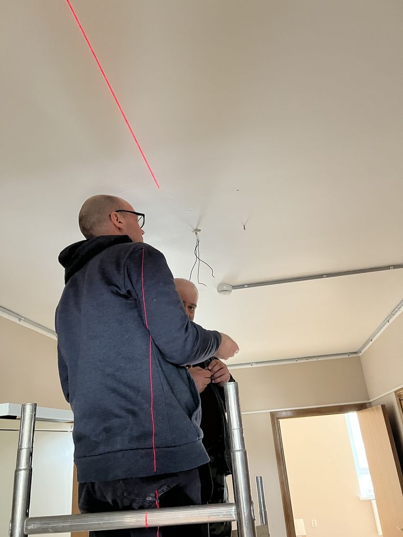 LED paneļu uzstādīšanas process