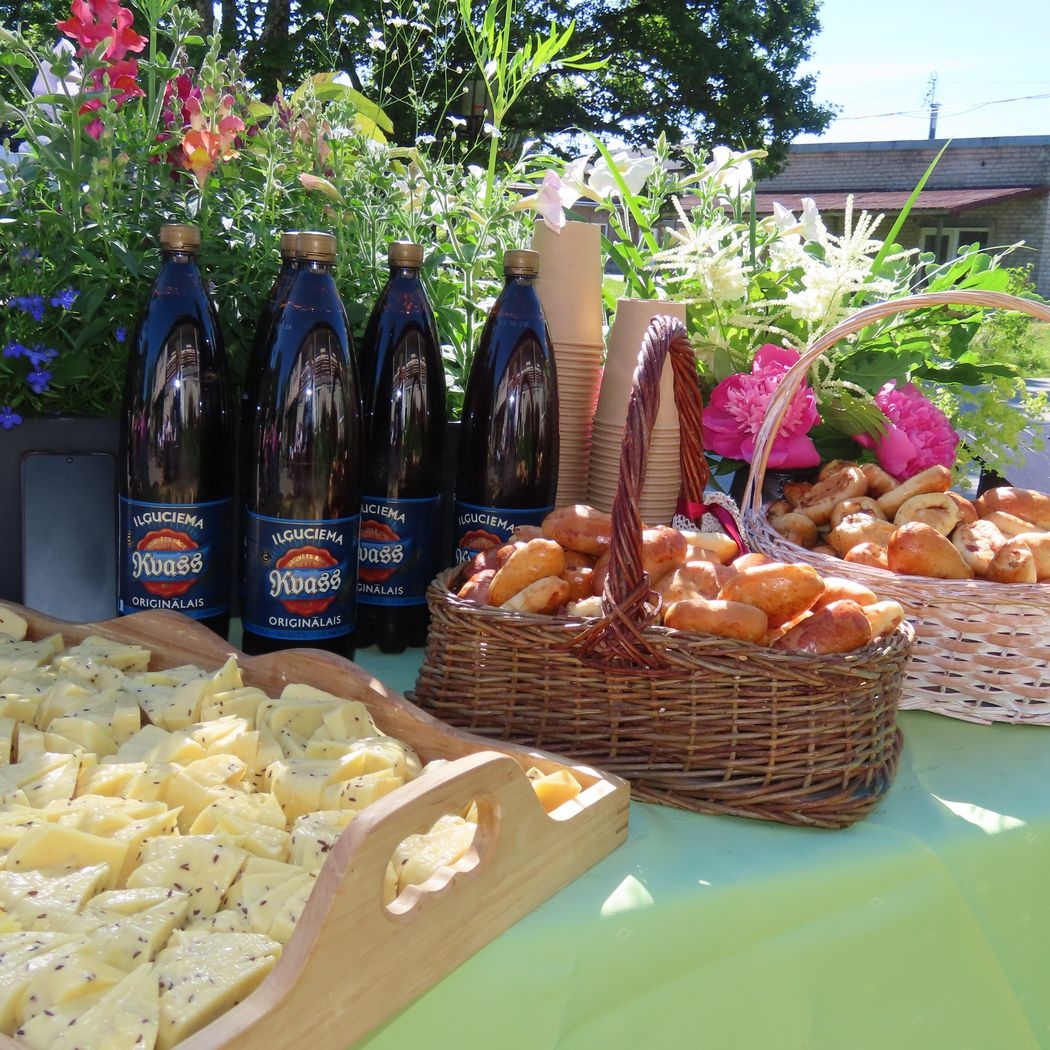 Līgo cienasts, siers, pīrāgi, kvass