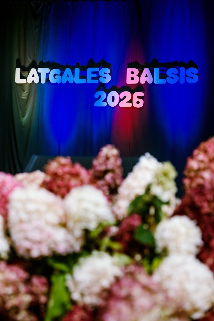 Ziedi un uzraksts uz skatuves latgales balsis 2026