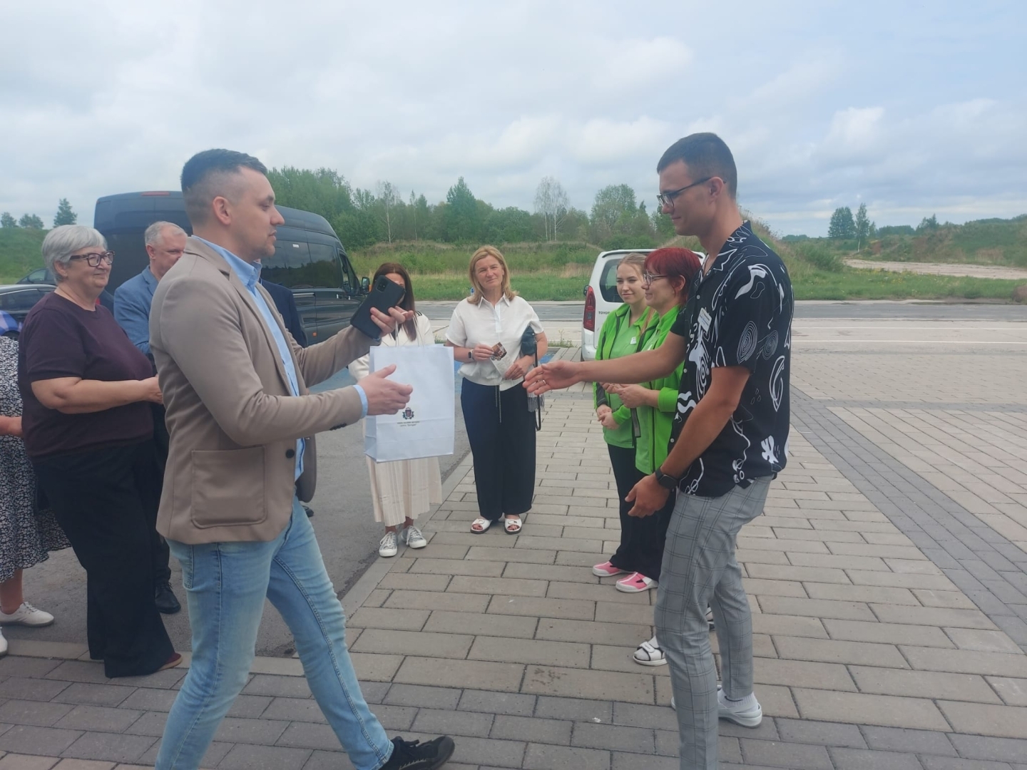 Iestādes direktors pasniedz dāvanu