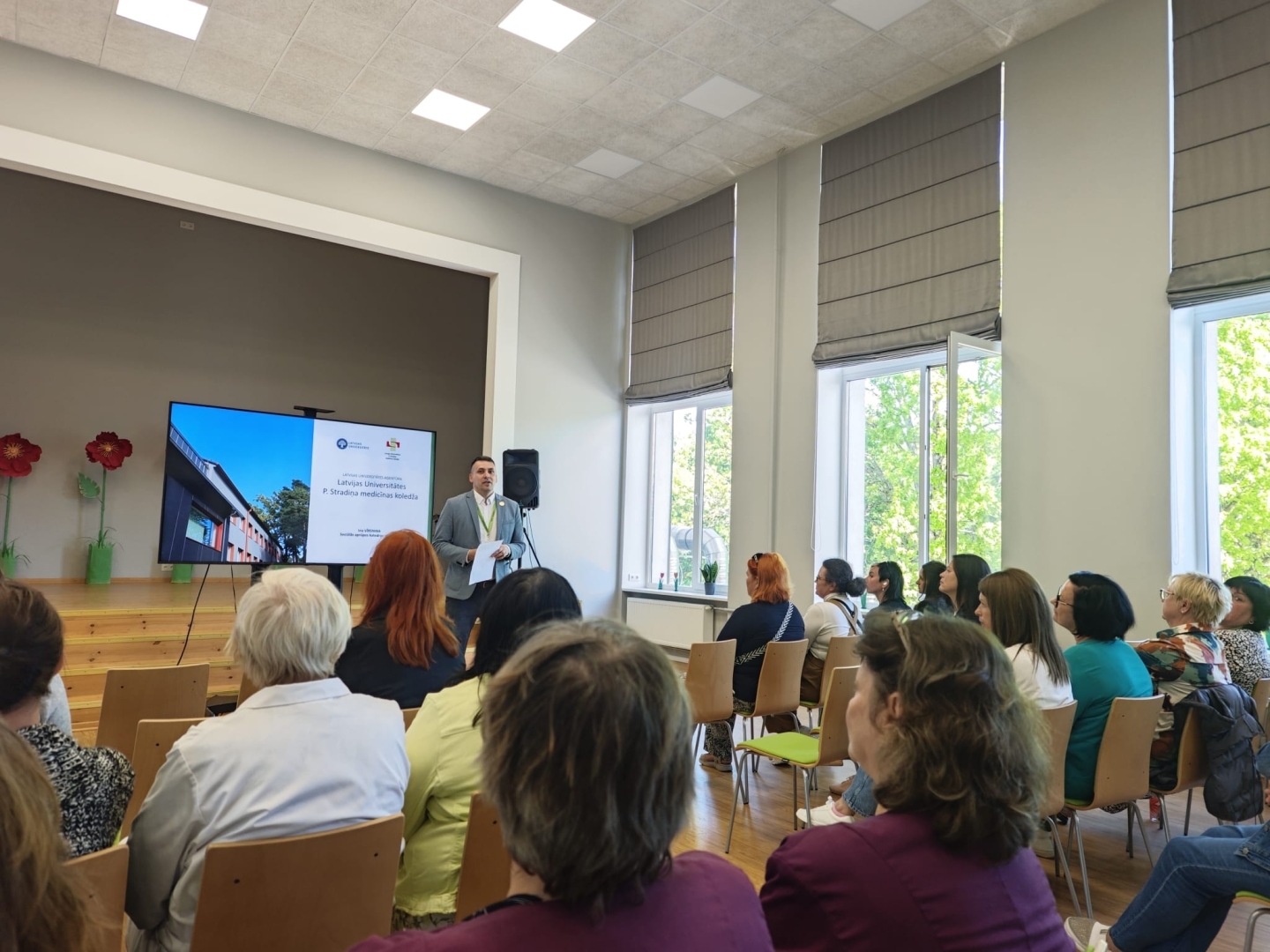 Zāles priekšā uzstājas iestādes direktors