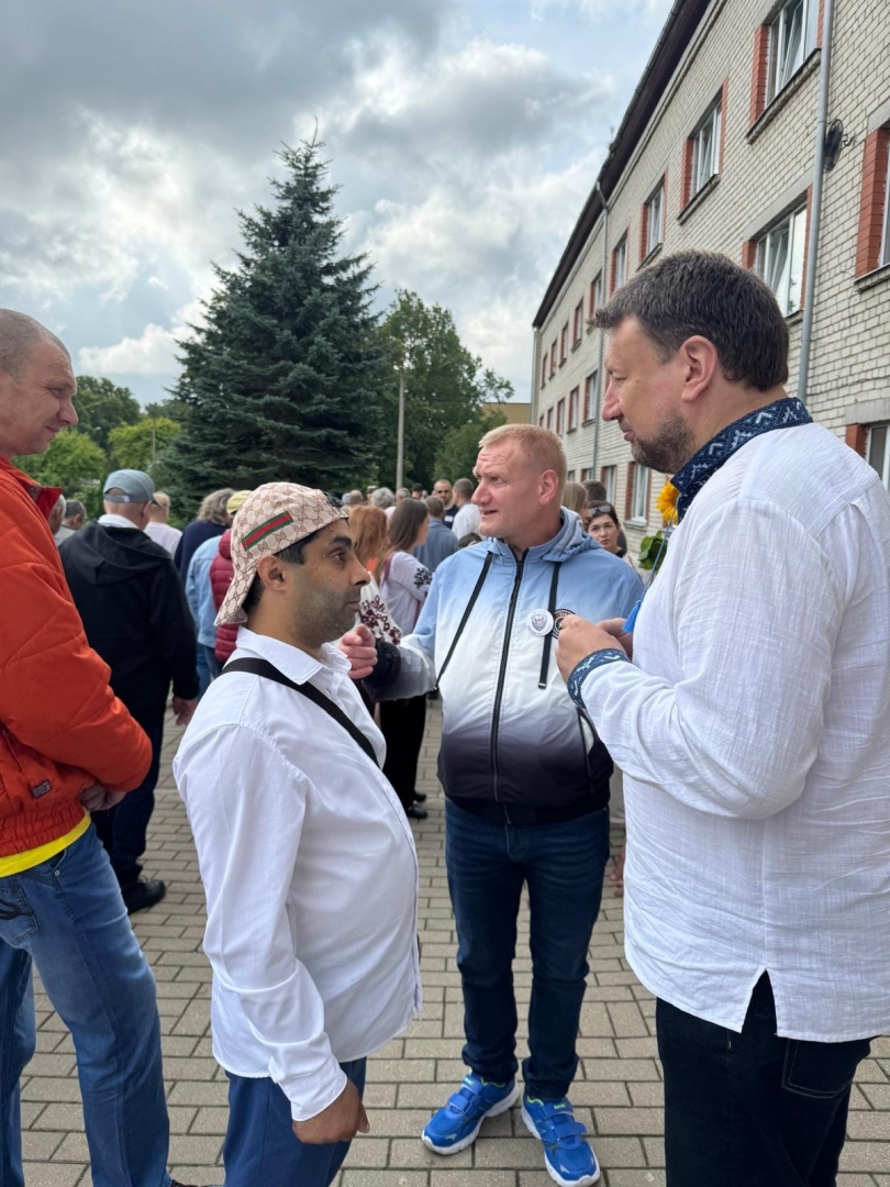 Pasākumu vadītājs ar darlibniekiem