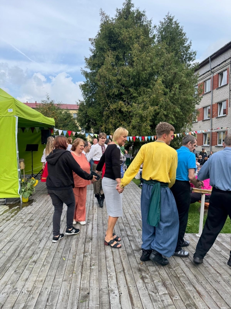 Pasākumu dalībnieki sadevušies rokās