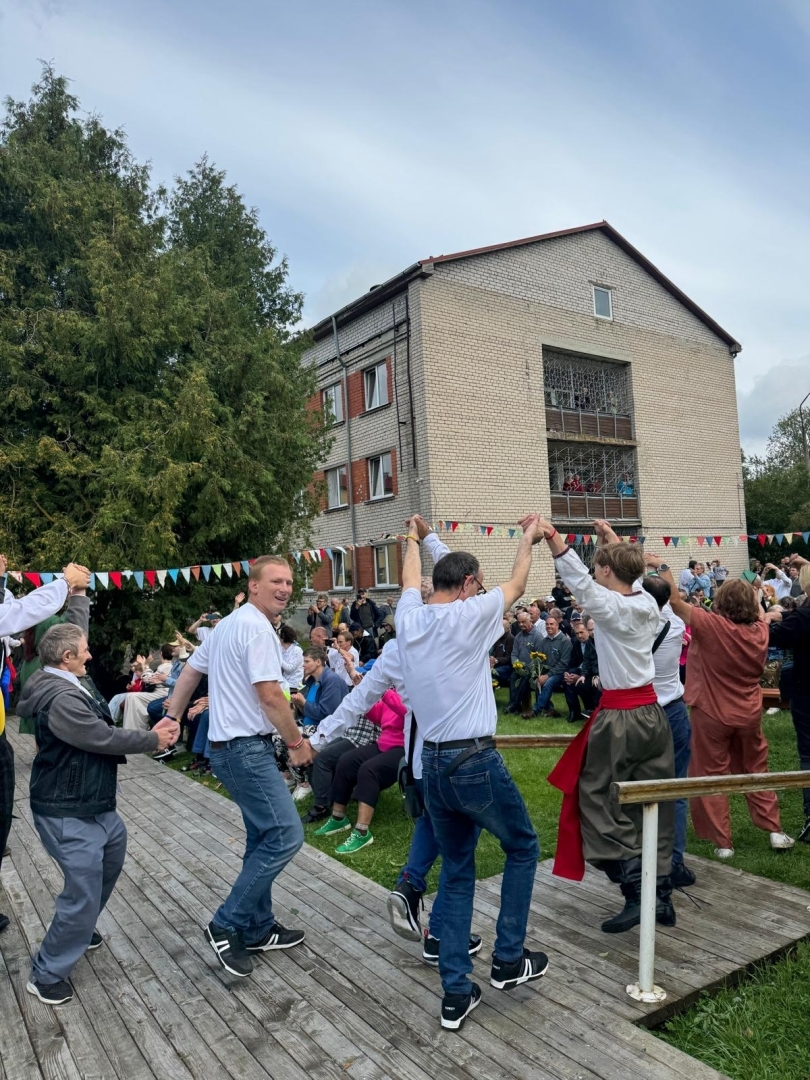 Pasākumu dalībnieki sadevušies rokās