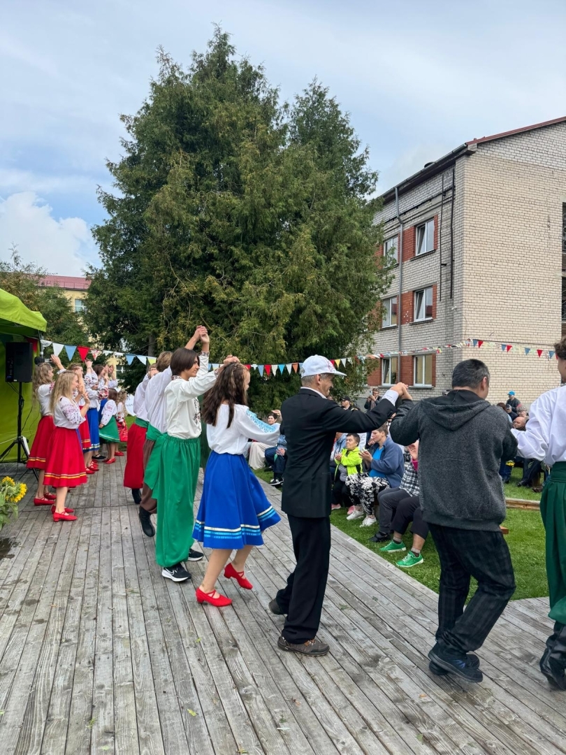 Pasākumu dalībnieki sadevušies rokās