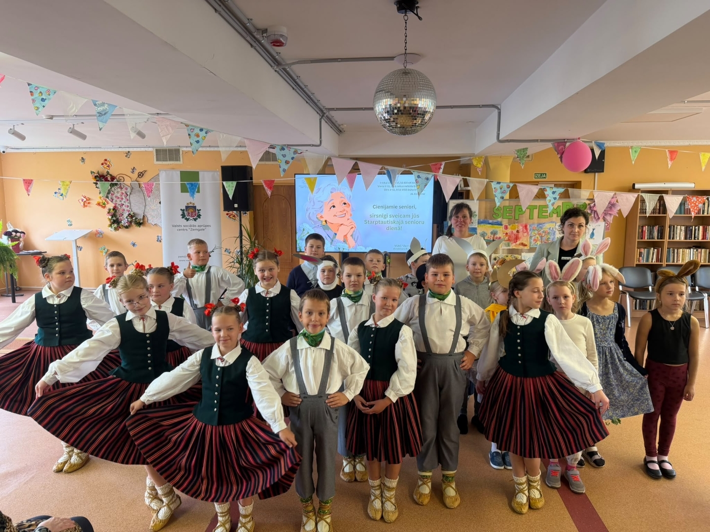 Bērnu deju kolektīvs tautastērpos