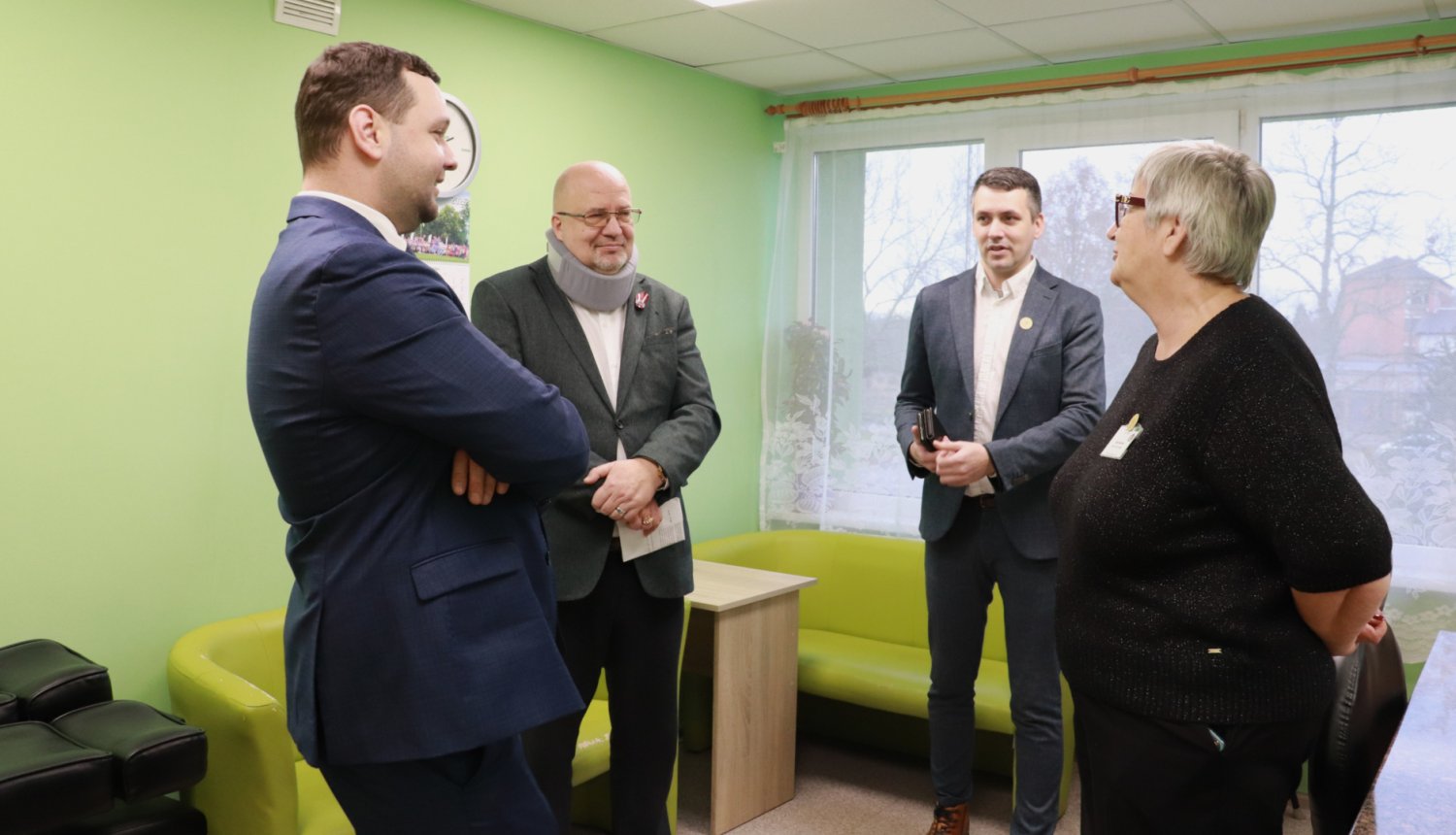 Ministrs sarunājas ar iestādes direktoru un filiāles Valka vadītāju