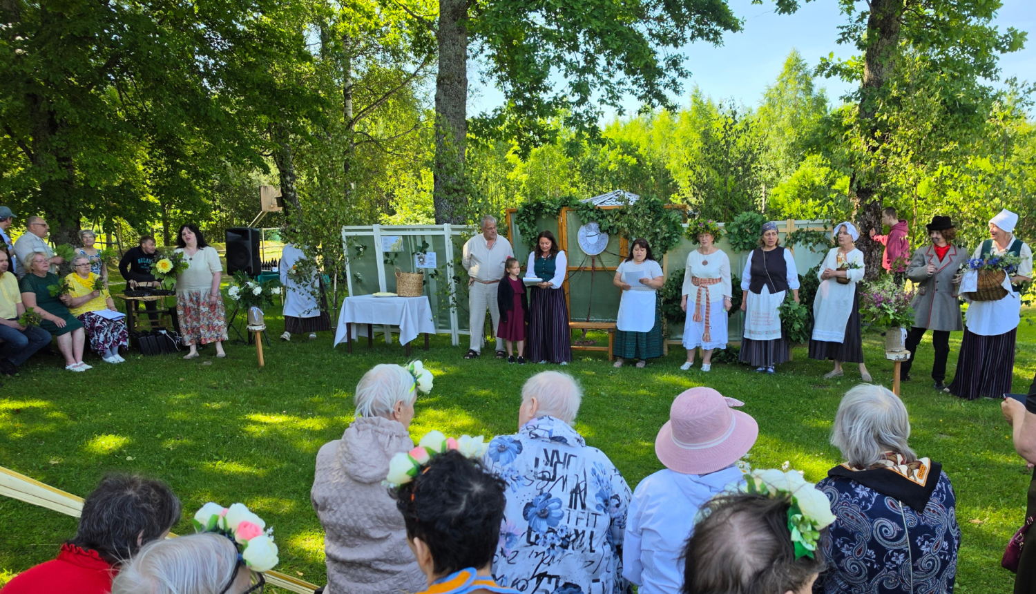 Skatītāji vēro Līgo teātra izrādi