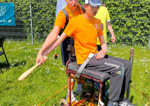 Parasporta dienas dalībnieki piedalās aktivitātē - diska mešana no sēdus pozīcijas